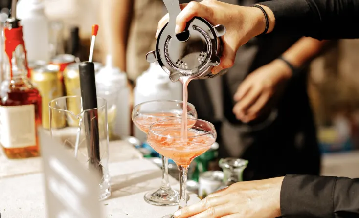 Bartenders: Serving Craft Cocktails & Premium Drinks